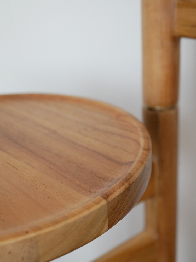 サンフラワーラタンのチーク無垢材製ステップトレイテーブル。ナチュラルな木目と三段のトレイを持つアウトドア用家具。