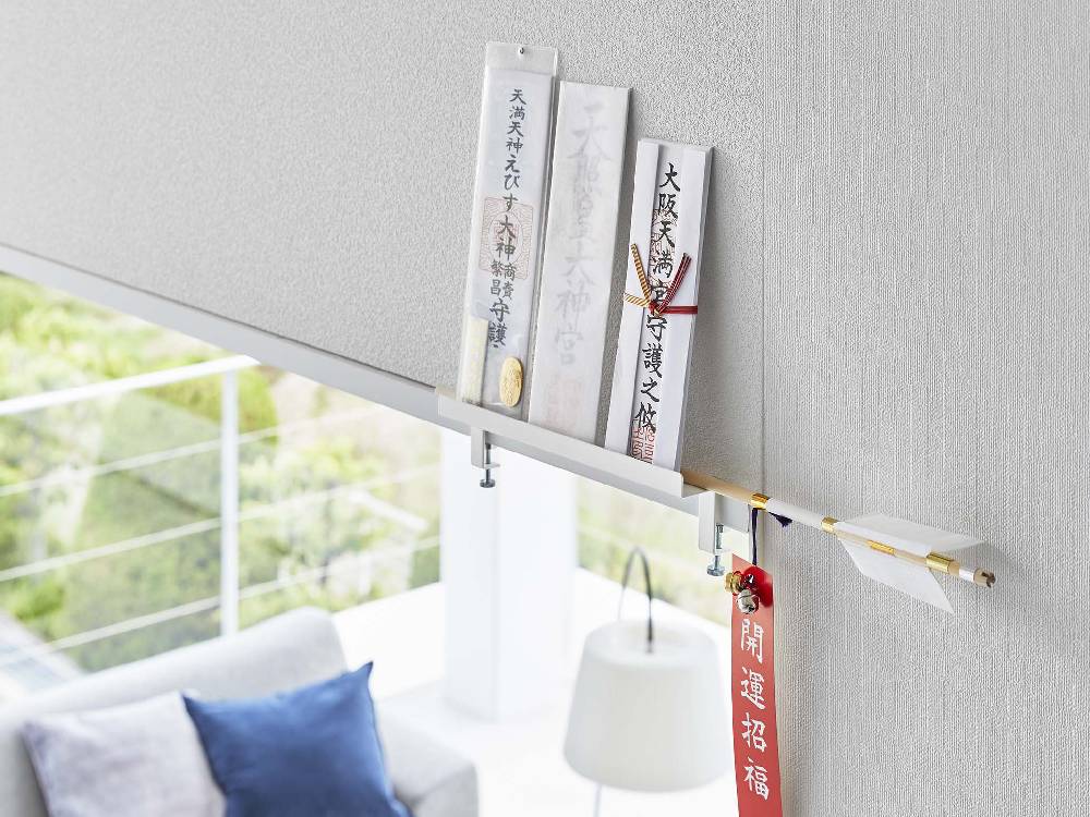 タワー／ヤマザキ製のスチール製鴨居上用神札スタンド。木製鴨居や窓枠に取り付け可能なデザインです。