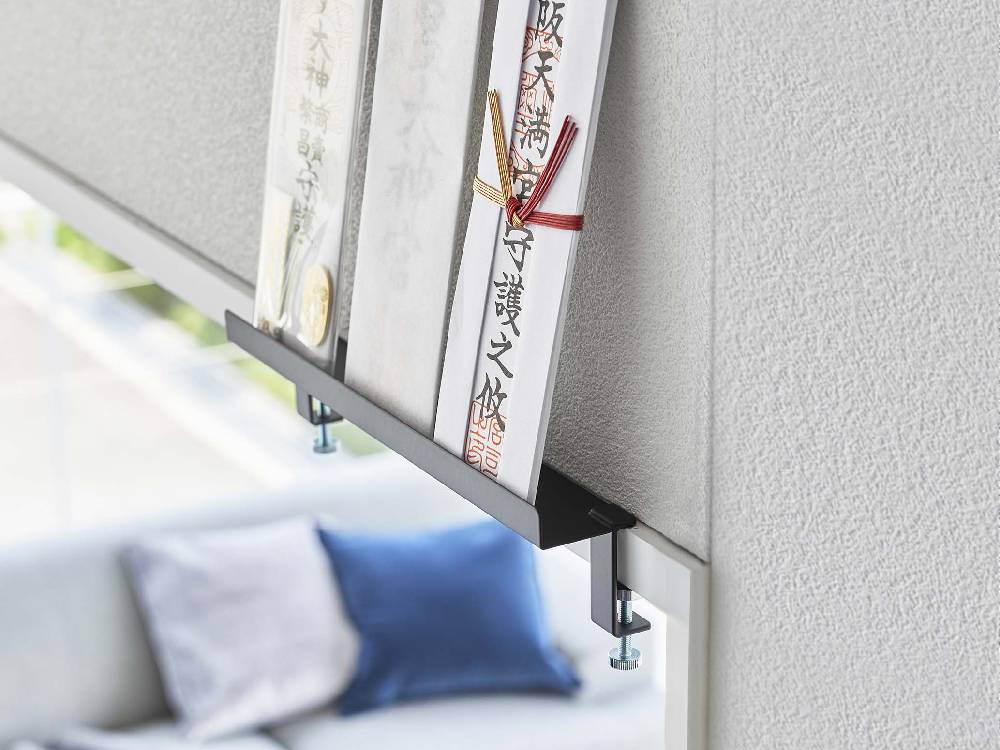 タワーYamazakiブランドの鴨居上神札スタンド。スチール製で木製鴨居や窓枠に取り付け可能。