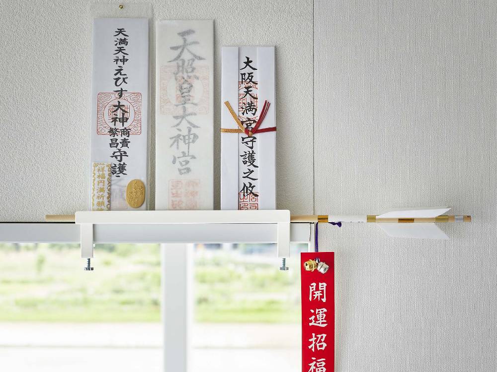 タワーブランドの鴨居上神札スタンド。幅25cm、高さ約7cmのスチール製で、木製鴨居や窓枠に取り付け可能なシンプルなデザイン。耐荷重は約2kg。