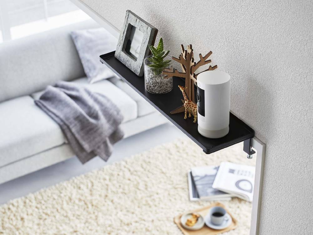 タワー/Yamazaki製の幅45cm鴨居上神棚。スチール製の棚に花瓶と観葉植物が飾られ、リビングルームに設置されています