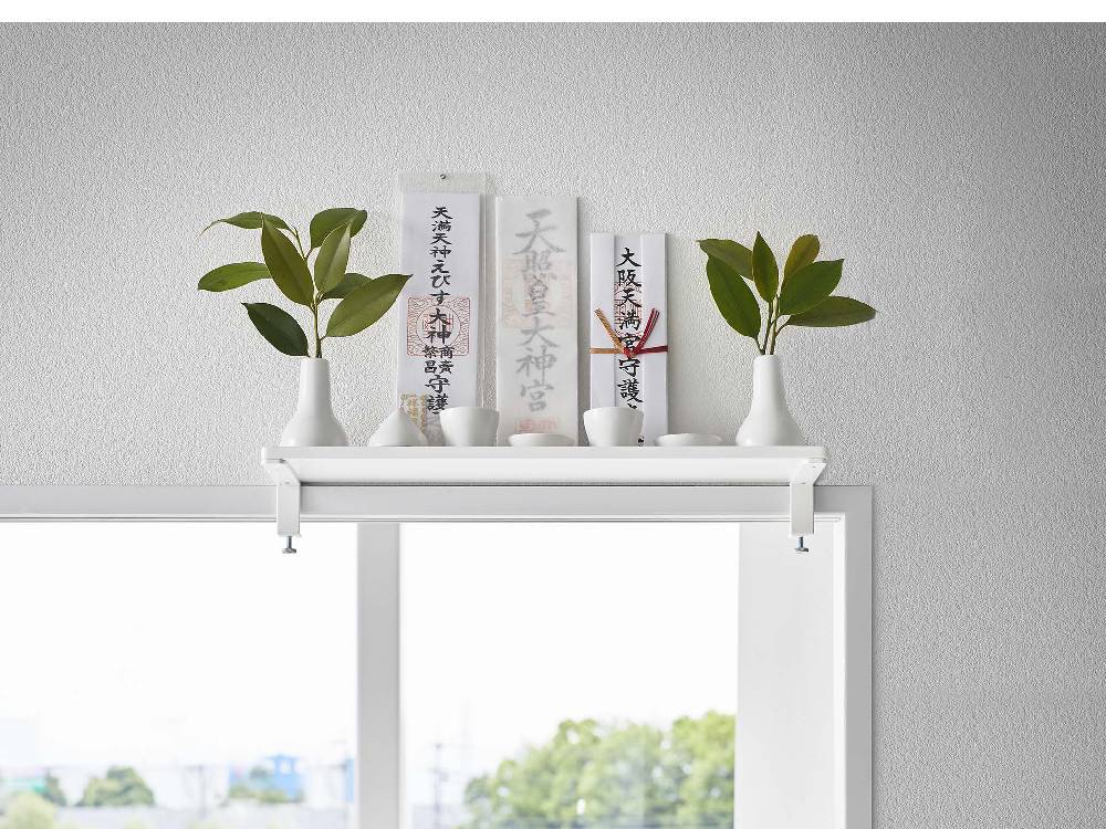 Yamazaki製タワー鴨居上神棚が木製シェルフに設置され、ゼラニウムの花鉢やオフィス用品が周囲に飾られている様子