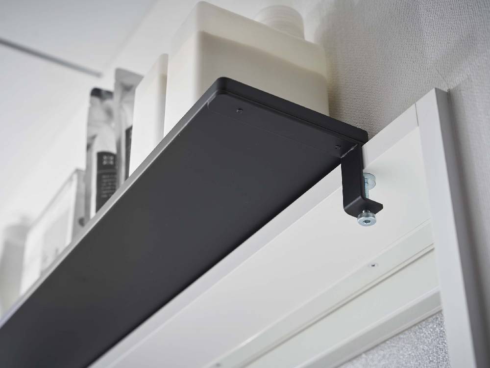 インテリアに設置された銀色照明付き清潔感のある鴨居上神棚