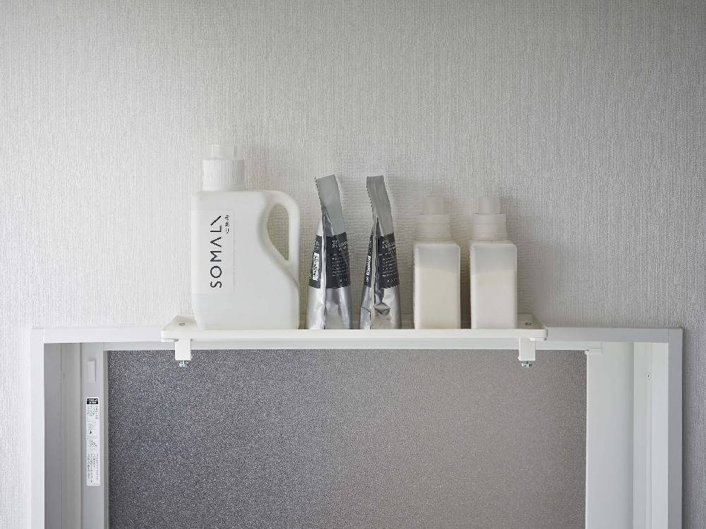 towerブランドの銀色スチール製鴨居上神棚が木製の鴨居枠に取り付けられている様子