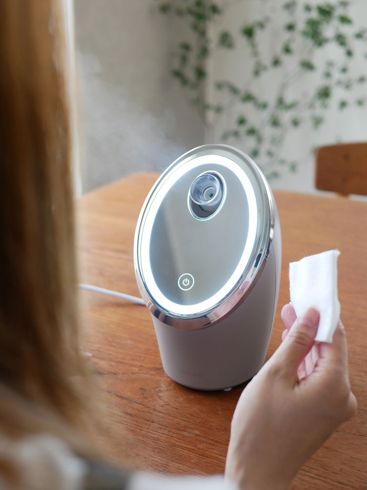 フェスティノのフェイシャルクレンジングナノスチーマーが白い本体でシンプルに配置されている様子