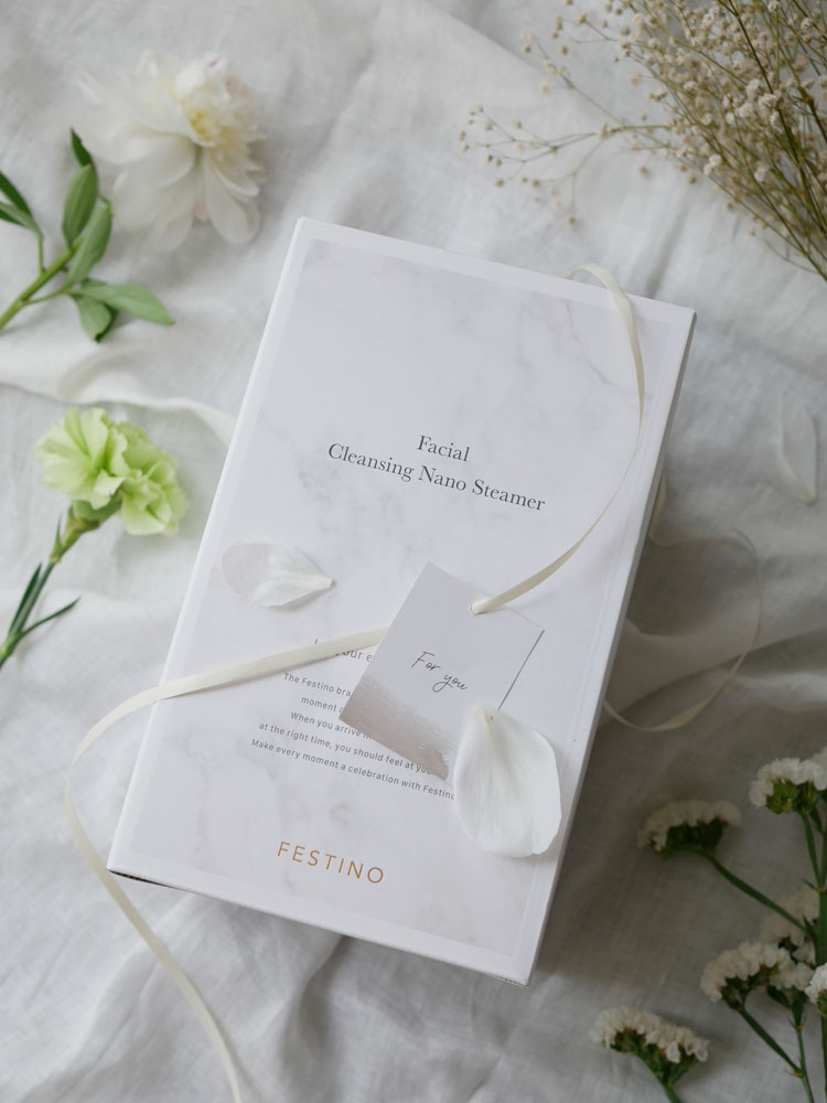 フェスティノのフェイシャルクレンジングナノスチーマー用、リボンで飾られた紙製のギフト包装