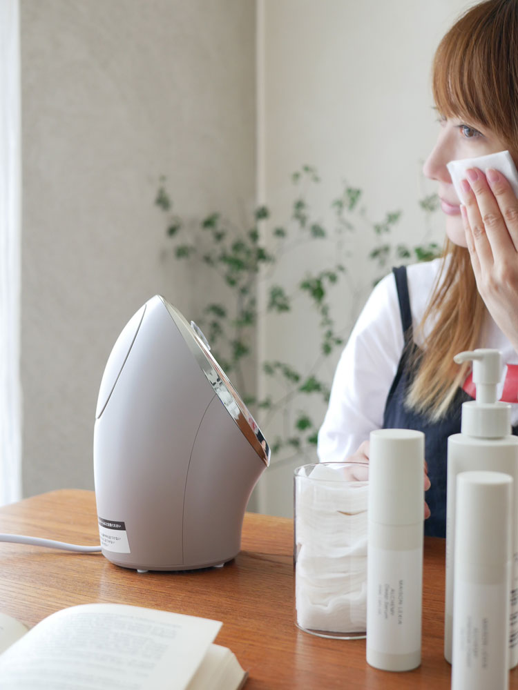 フェスティノのフェイシャルクレンジングナノスチーマー本体。家庭用の小型パーソナルケア電子機器としてスキンケアに使用されます。