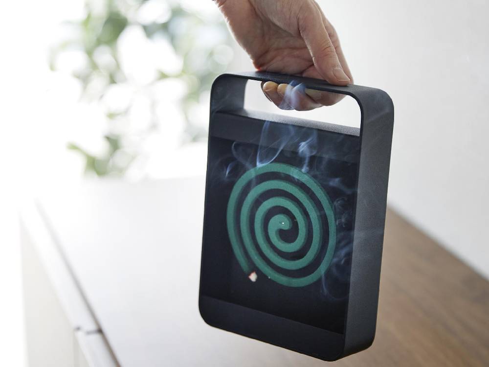 スチール製ハンドル付き蚊取り線香スタンド。高さ約20cmで、付属のクッションが4つ付いています。シンプルで実用的なデザイン。