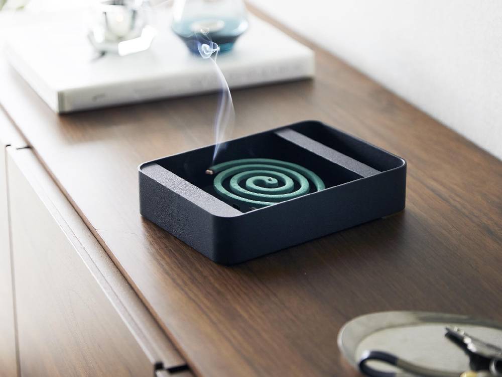 ハンドル付きスチール製蚊取り線香スタンド。高さ20cmの銀色タワーデザインで、家庭の蚊対策に最適です。