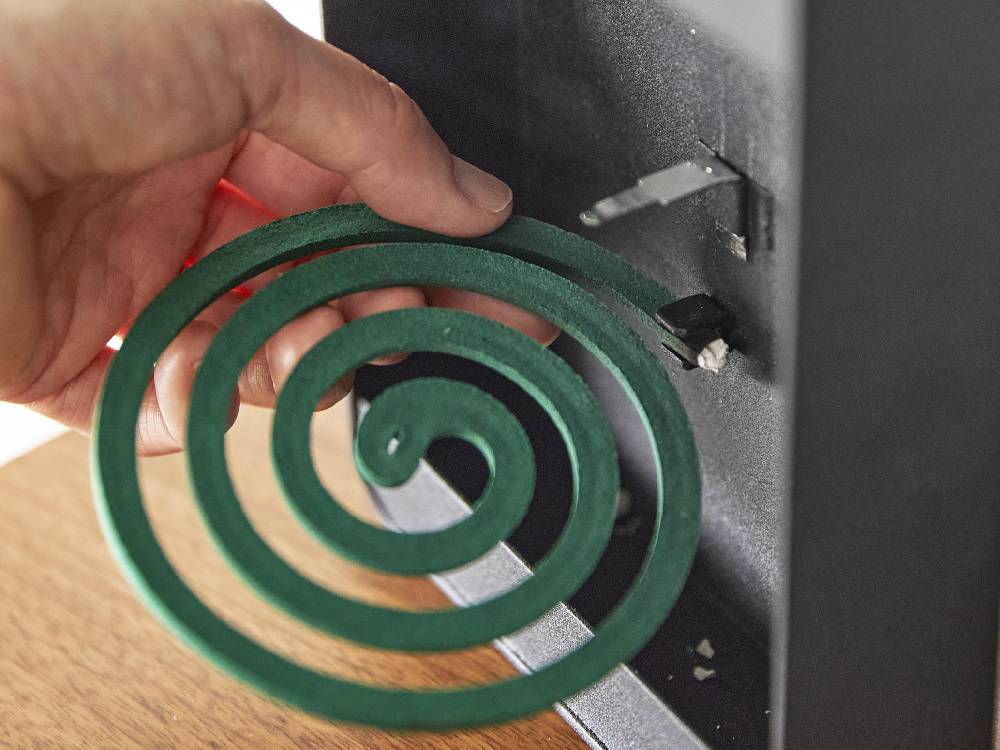 ハンドル付きタワー型蚊取り線香スタンド。スチール製で幅約14cm、高さ約20cm