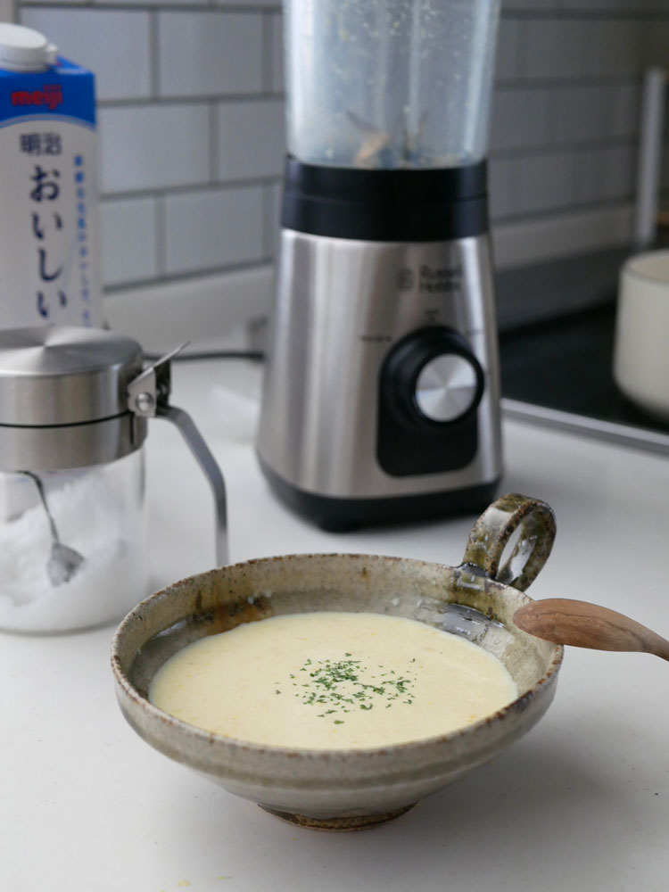 Russell Hobbsのベーシックブレンダーが新鮮な野菜や果物とともにキッチンカウンターに配置されている様子