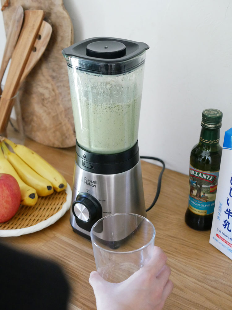 ラッセルホブスのベーシックブレンダーと新鮮な果物や野菜がキッチンに並んでいる様子