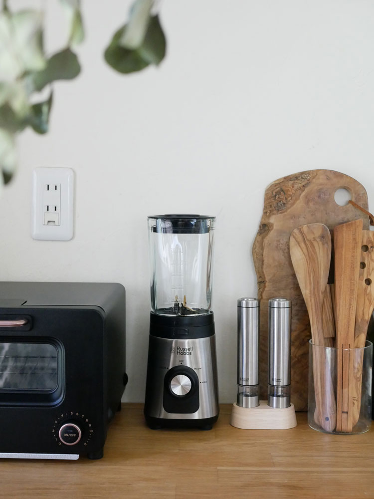 キッチンカウンターに置かれたラッセルホブス ベーシックブレンダーの写真