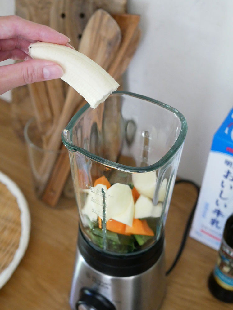 ラッセルホブスのベーシックブレンダーと新鮮な野菜がキッチンテーブルに並べられている様子