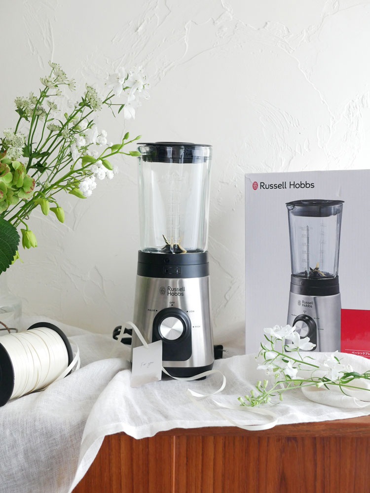 Russell Hobbsのベーシックブレンダー本体と600mlガラスボトルがキッチンに設置されている様子