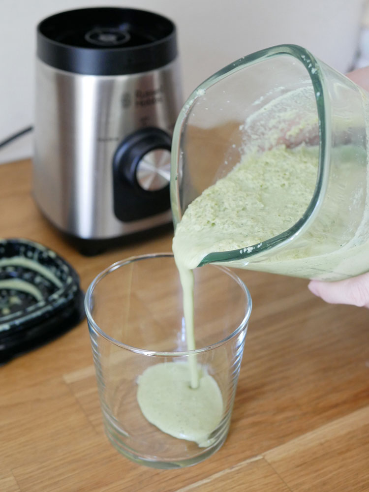 Russell Hobbsのベーシックブレンダーと新鮮な食材がキッチンテーブルに並べられた様子