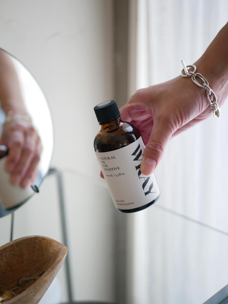 WRAYのナチュラルインティメイトウォッシュとナチュラルオイルフォーセンシティブが入ったガラスボトル。オーガニック原料使用のラベルが貼られています。