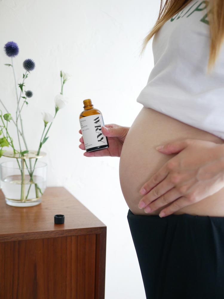 WRAYのナチュラルインティメイトウォッシュ200mLとナチュラルオイルフォーセンシティブ100mLが入ったガラスおよびプラスチック製のボトル