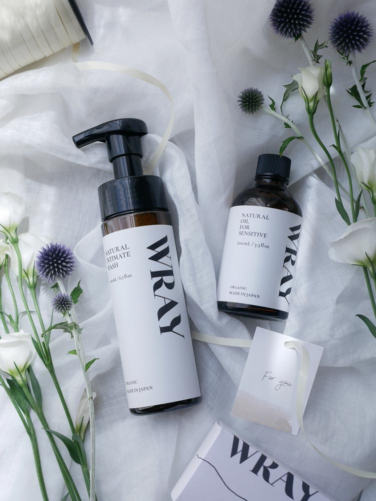 WRAY/レイ ナチュラルインティメイトウォッシュとナチュラルオイルフォーセンシティブのラベルが貼られたデザインガラスボトル