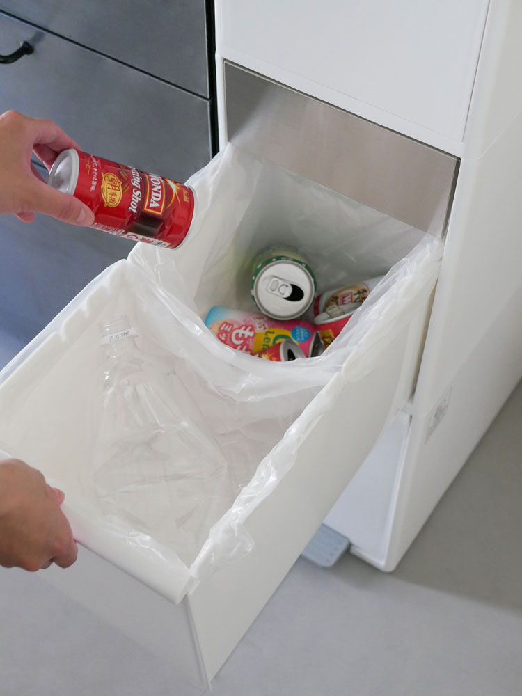 ホワイトの2段スイングパネルダストボックス、ポリプロピレン製でキッチン用の家庭用ごみ収納ボックス