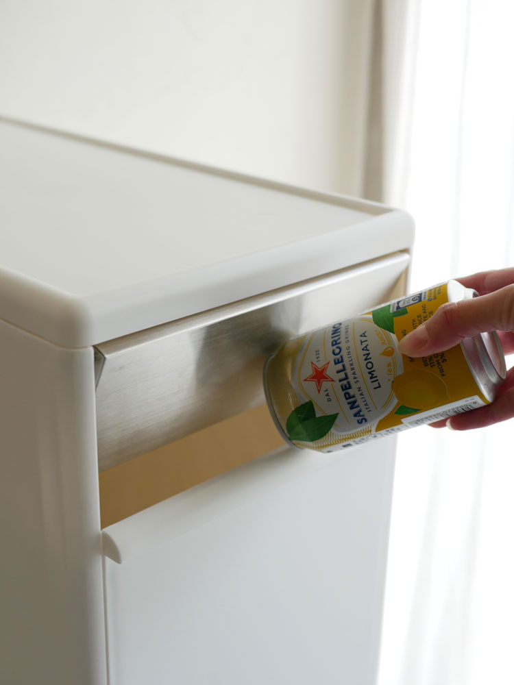 【like-it/ライクイット】プラスチック製スイングパネル付き2段分別ダストボックス。蓋、ハンドル、引き出しが備わった家庭用食品保存・キッチン用品