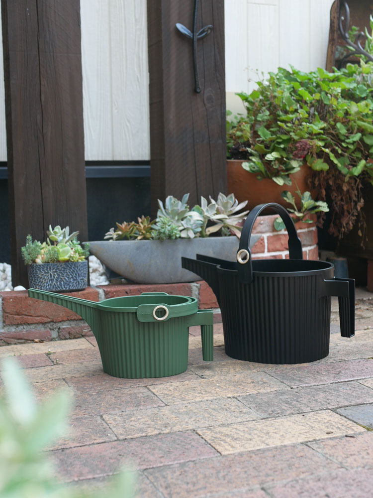 日本製のガーデンビートル フォンタナジョウロ。ポリプロピレン製で1.5リットルと5リットルの容量があり、園芸に最適なジョウロ