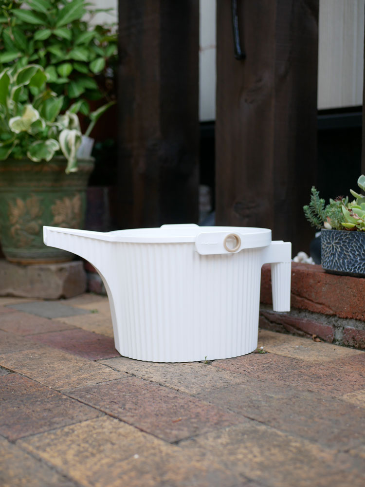 八幡化成のガーデンビートル フォンタナジョウロ、プラスチック製のジョウロ