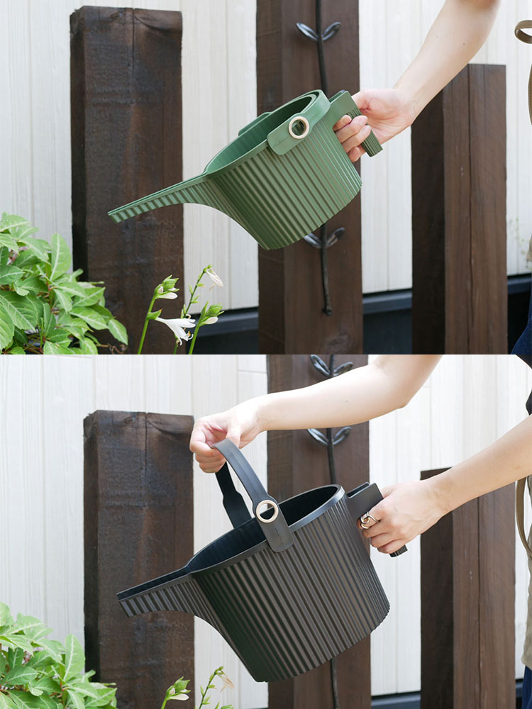 八幡化成 ガーデンビートル フォンタナジョウロ1.5Lと5Lのプラスチック製ジョウロが収納バスケットに整然と並べられている様子