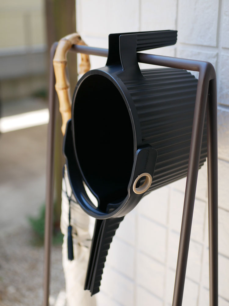 八幡化成のガーデンビートル フォンタナジョウロ。ポリプロピレン製で1.5リットルと5リットルの容量が選べる家庭用ジョウロの写真。