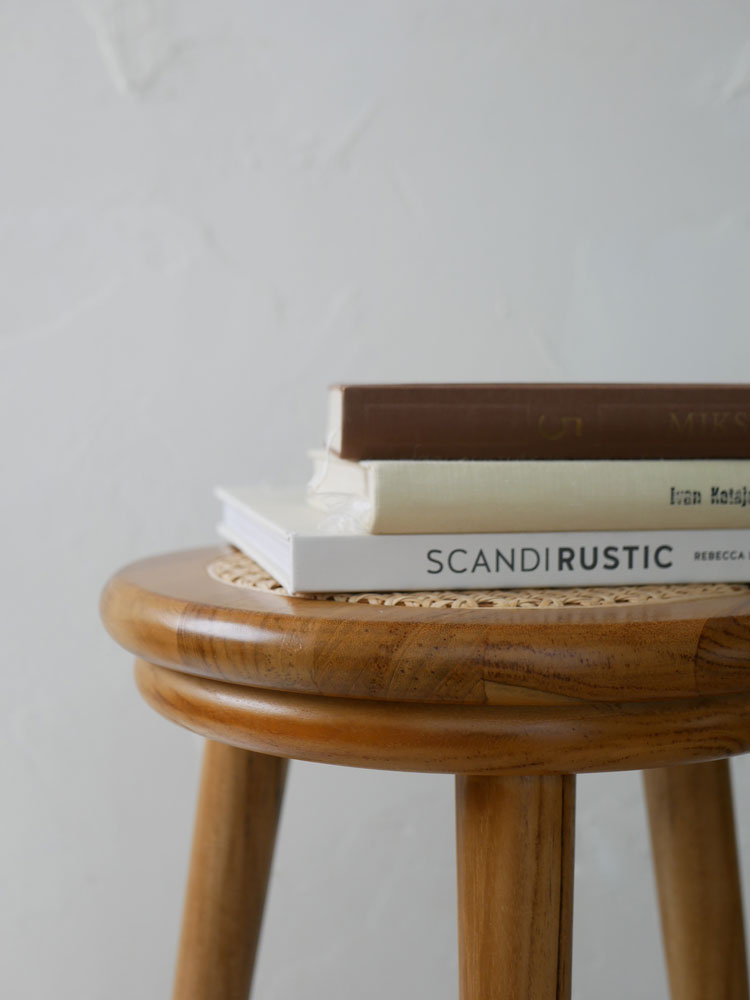 チーク材とラタンで作られた円筒形のサンフラワーラタンラタンスツール。