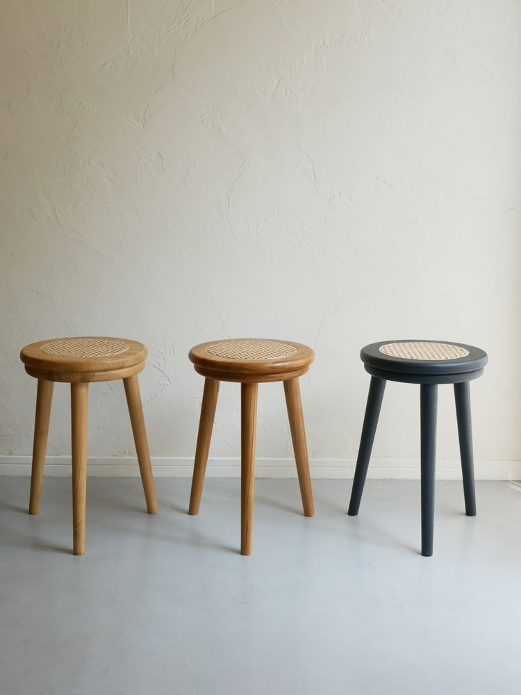 サンフラワーラタンのハンドメイドラタンスツール。チーク材とラタンを使用し、屋外でも利用可能な自然な風合いの家具です。
