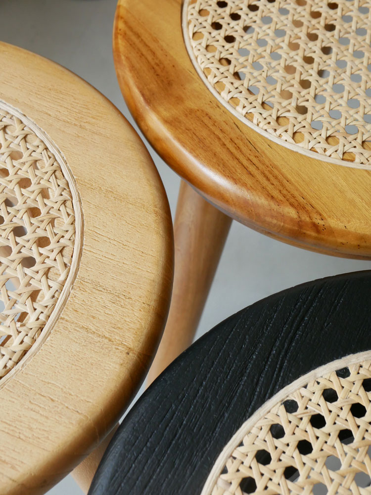 チーク材とラタンを使用したサンフラワーラットンスツール。自然な色合いとウィッカー編み込みが特徴のデザインチェアです。