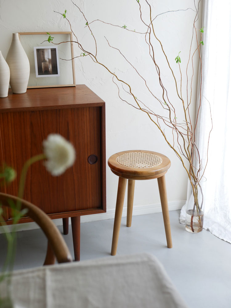 チーク材とラタンを使用したサンフラワーラタンラタンスツール。木製でインドネシア製のスタイリッシュなスツール。