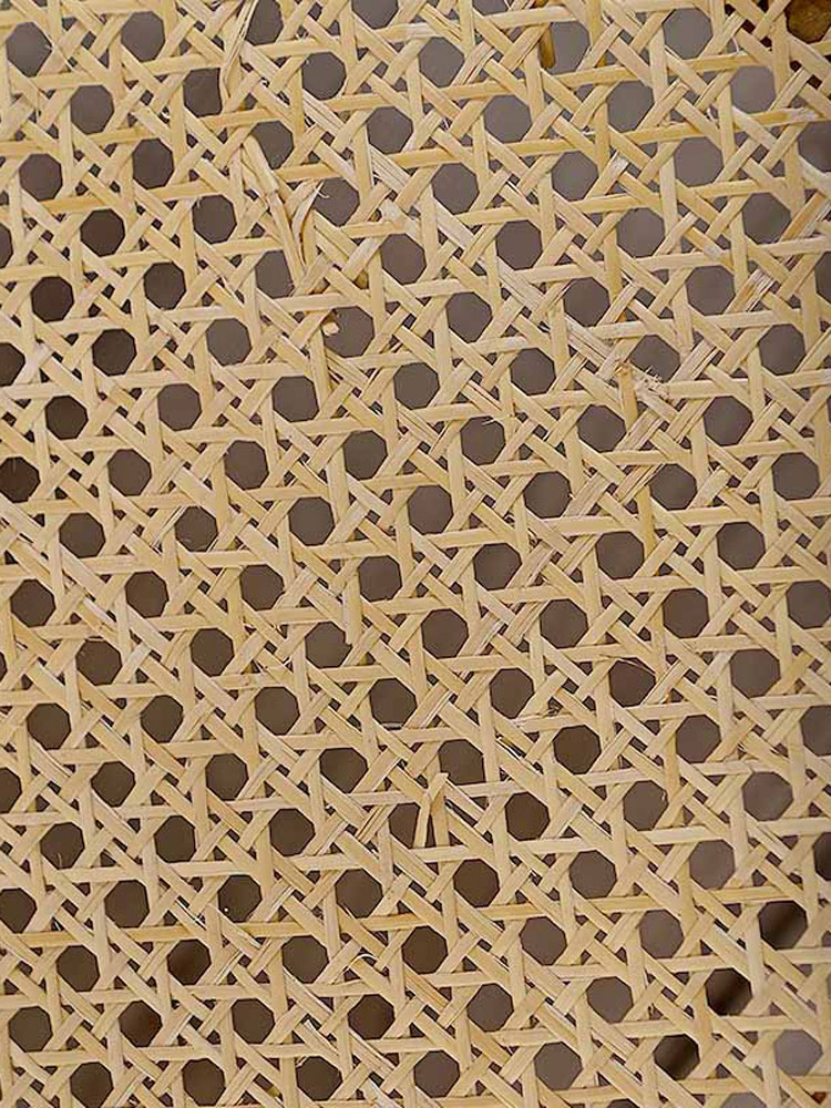 茶色のラタンスツールで、幾何学的な三角形模様が施されたデザイン。インドネシア製のハンドメイド家具。