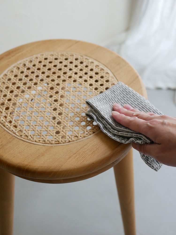 チーク材とラタン製のサンフラワーラタンラタンスツール、自然な木目と繊細な編み目が特徴的なスタイリッシュな椅子