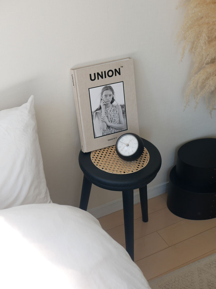 チーク材とラタン素材のサンフラワーラタンスツールが置かれたリビングルームのインテリアセット、コーヒーテーブルやランプも含まれています