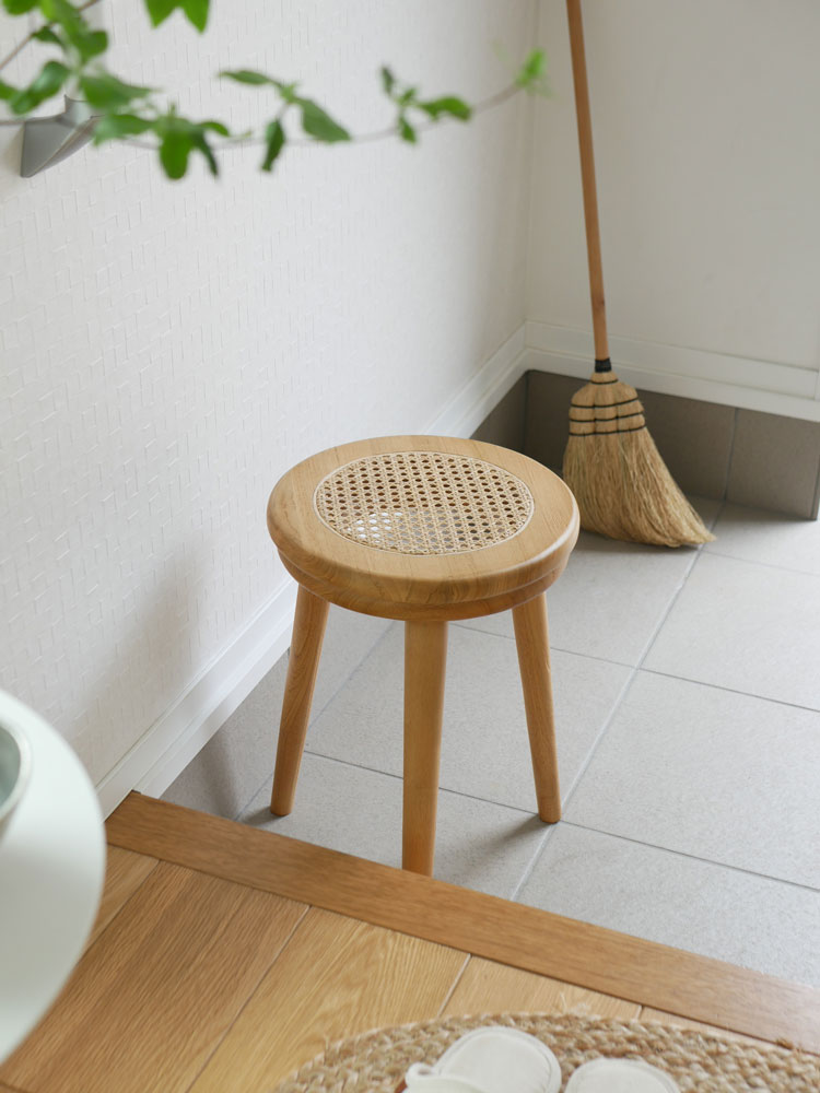 チーク材とラタンを使用したサンフラワーラタンのラタンスツール