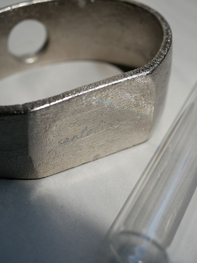 Creer/クレエの一輪が絵になるアルミガラスベース。シルバーのアルミフレームと透明なガラスが調和したモダンなデザイン。