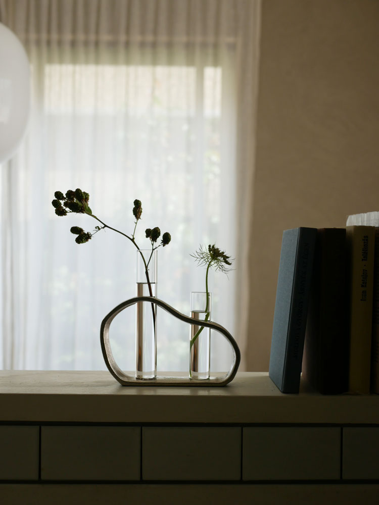 Creer（クレエ）の一輪が絵になるアルミガラスベースにサントリナ植物を飾った静物写真