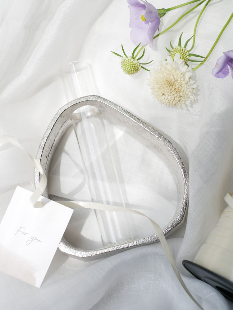 銀色のヘッドバンドに自然素材の装飾が施されたストラップ付きヘッドピース、ウェディングセレモニー用