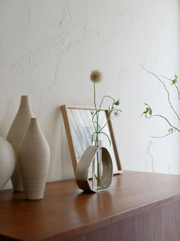 【Creer/クレエ】一輪が絵になるアルミガラスベースに生けられた花と木の枝のアレンジメント