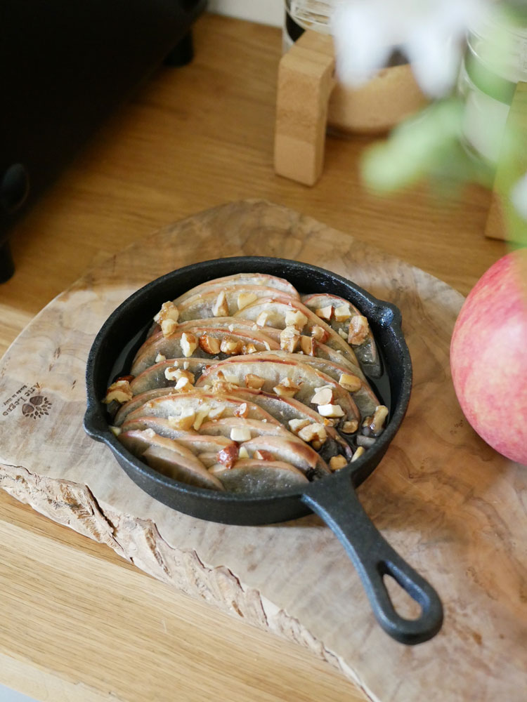 バルミューダThe Toaster Proがキッチンカウンターに置かれ、トーストやテーブルウェア、調理器具が周囲に並べられた料理シーン