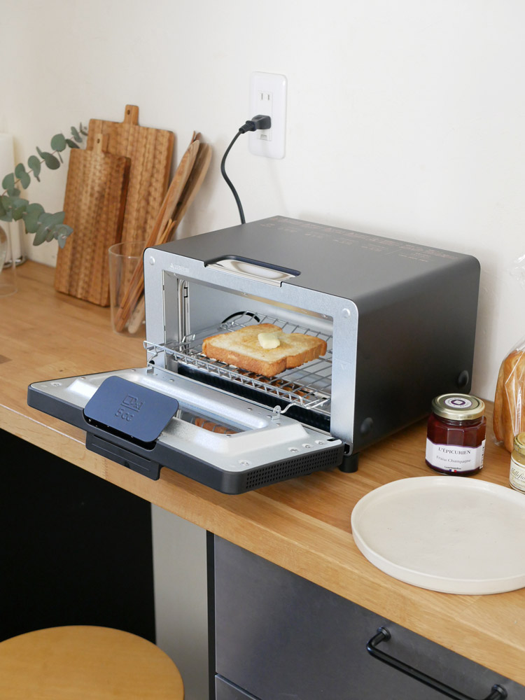 バルミューダ The Toaster Proトースターとトーストされたパンがキッチンカウンターに配置されている様子