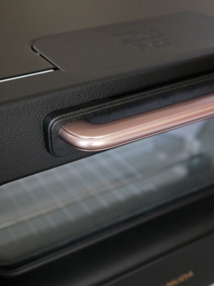 キッチンに置かれた【BALMUDA/バルミューダ】The Toaster Proのトースター