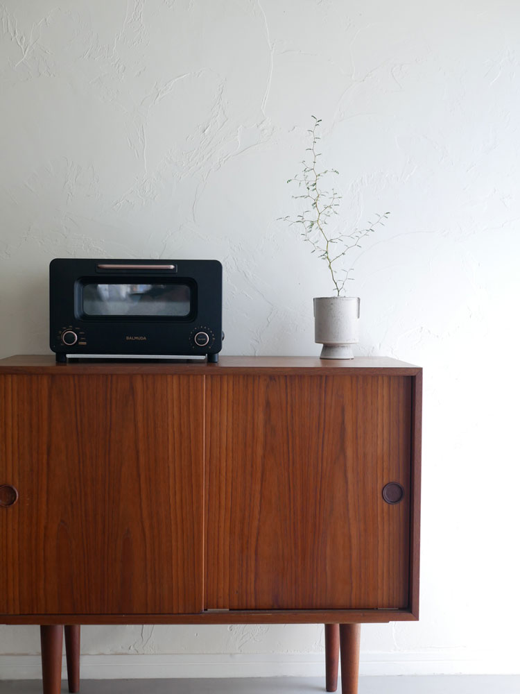 バルミューダ The Toaster Pro が木製キャビネットに設置された電子トースター