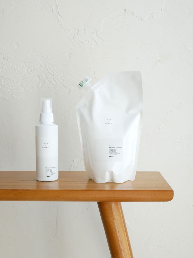 ふく温泉の無香料スプレータイプと石けんの香りパウチタイプのプラスチックボトルが並んでいるパーソナルケア用品の画像