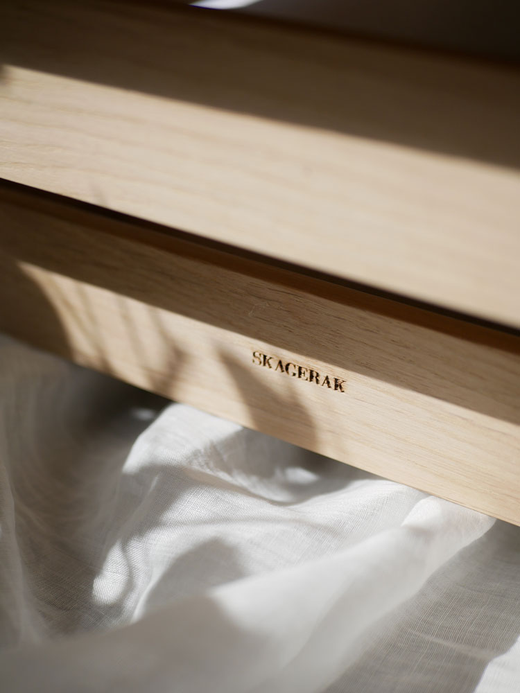 フリッツ・ハンセンのSkagerakコレクション ダニアレタートレイ、オーク材の引き出し付き家具
