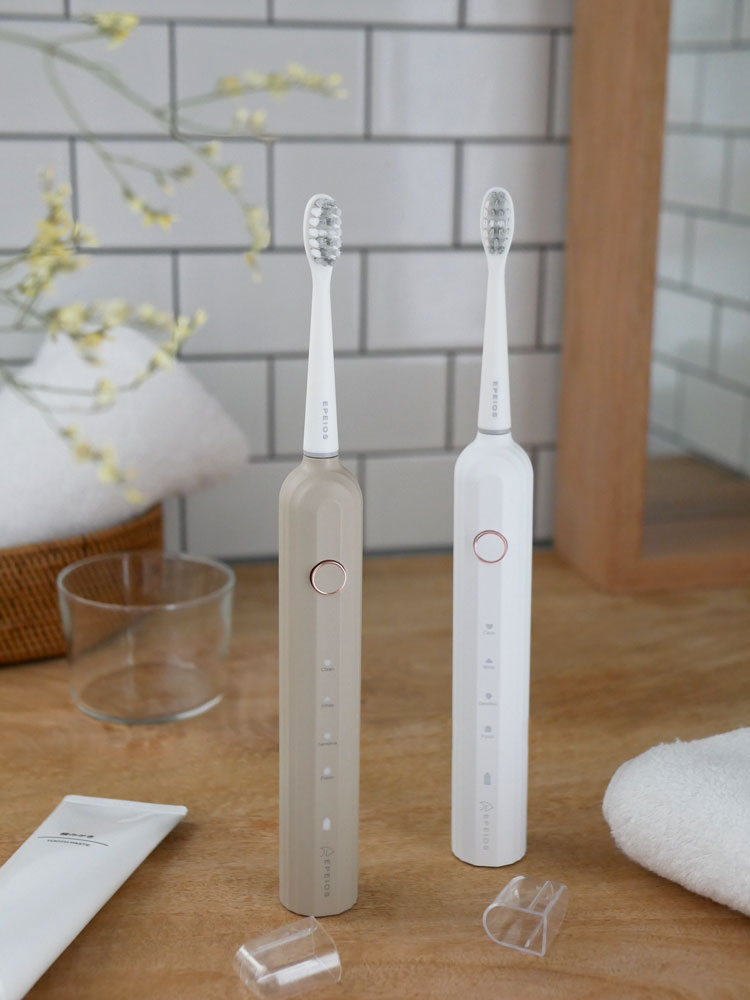 エペイオス Okare音波電動歯ブラシのシリンダー型プラスチック本体と替えブラシヘッドが並んだ画像