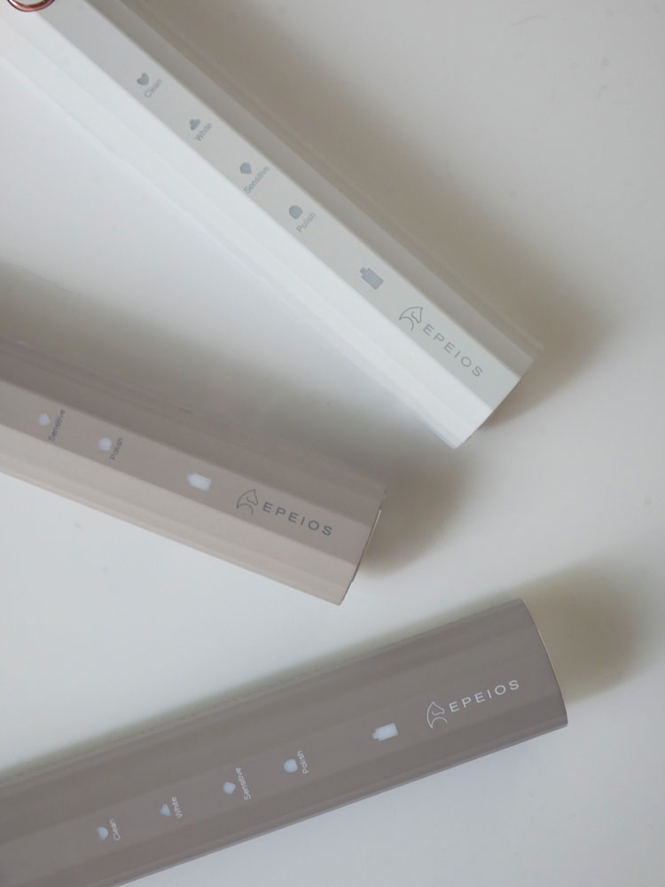 EPEIOSのOkare音波電動歯ブラシ本体、替えブラシヘッド2本、専用携帯用ケースがセットになった製品画像