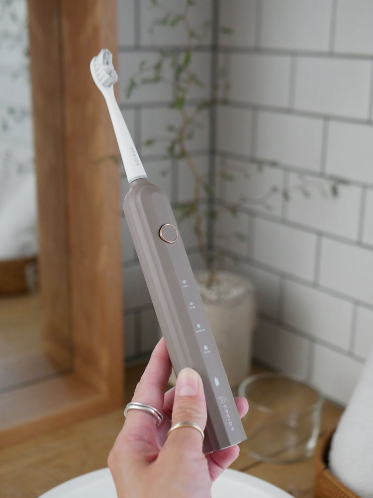 エペイオスの音波電動歯ブラシ本体、替えブラシヘッド2本、専用携帯ケースがセットになったパッケージ